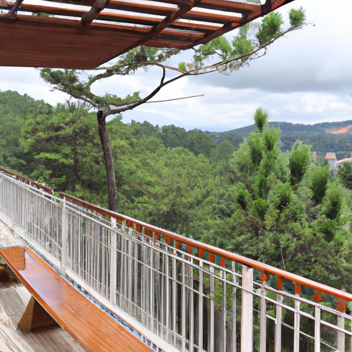 Một sân thượng ngoài trời được làm từ 'ván ép đà lạt' mang đến khung cảnh thiên nhiên xung quanh đẹp mắt.